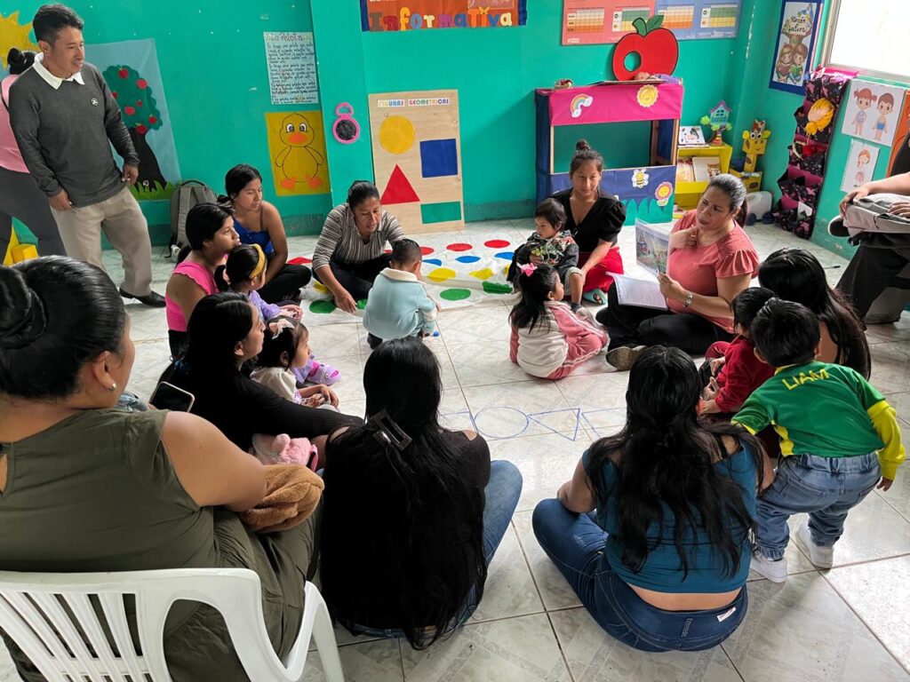 Niños, niñas y mamás jugando y aprendiendo juntos en uno de nuestros talleres demostrativos. 
